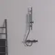 Wandmontiertes Brausethermostat in Schwarz, mit schlanker Form und Flexibler Duschschlauch, von Ideal Standard, an hellem Wandhintergrund.